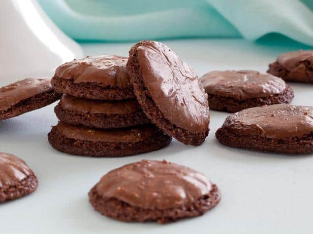 Healthy low-calorie chocolate macaroons!